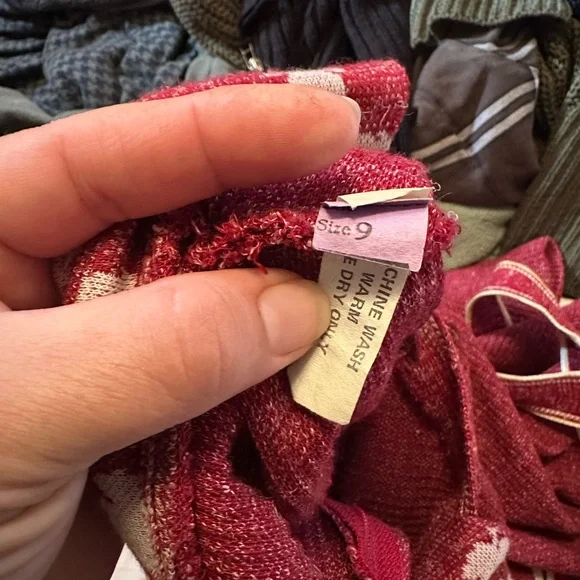 Vintage 1970s Red Knit Sweater with leaf Collar - Picture 5 of 10